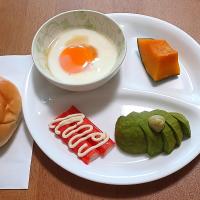 お一人様のお昼ごはん🍴
卵
かぼちゃ
アボカドの刺身
カニカマ
ロールパン